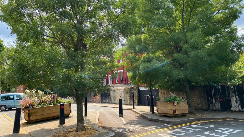 TreesforStreets's tweet photo. Green spaces are a vital part of our urban living 🌼🌳💺
Everyone deserves access to nature - and that’s where street trees come in. 
They provide:
☂️Shade in heatwaves
🌬️Fresh oxygen to support healthy lungs
🐛Habitats for wildlife

The list goes on.

Let’s fill our streets with trees!
