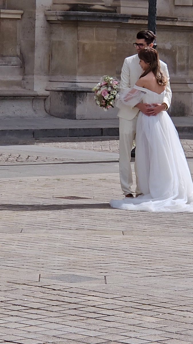 aguinaldaosilva's tweet photo. Em Paris, ontem de manhã: as pessoas ainda casam  e tiram fotos no pátio do Louvre! Isso significa que há razões para acreditar que o mundo ainda não está perdido. https://t.co/pbeFLko7GH
