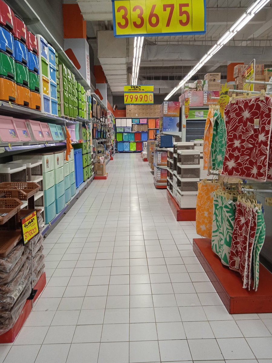 Mr_Enjoy_Aja's tweet image. #Looks #Hypermart in #CiputraWorld #Surabaya is #empty on the weekday 🙂
#Jakarta #Semarang #Bali #Lombok #Indonesia