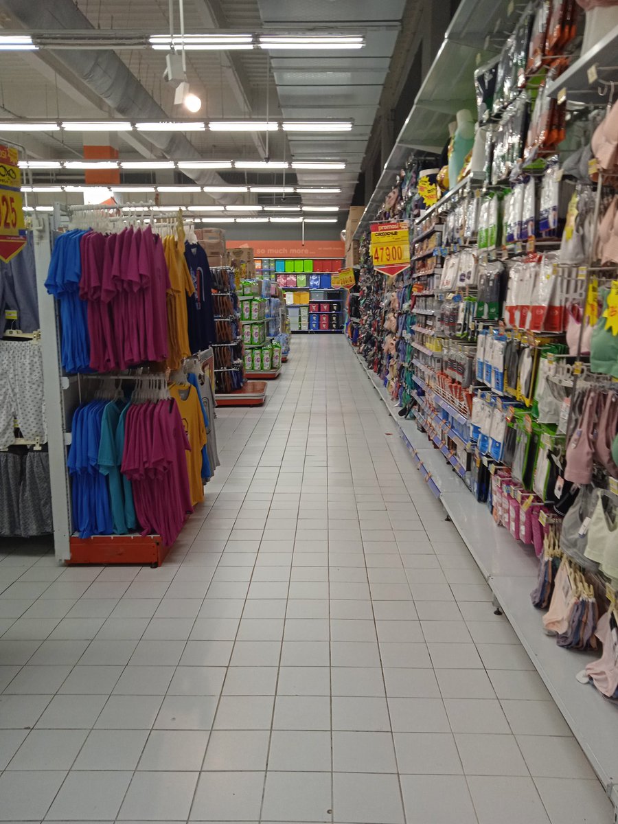 Mr_Enjoy_Aja's tweet image. #Looks #Hypermart in #CiputraWorld #Surabaya is #empty on the weekday 🙂
#Jakarta #Semarang #Bali #Lombok #Indonesia