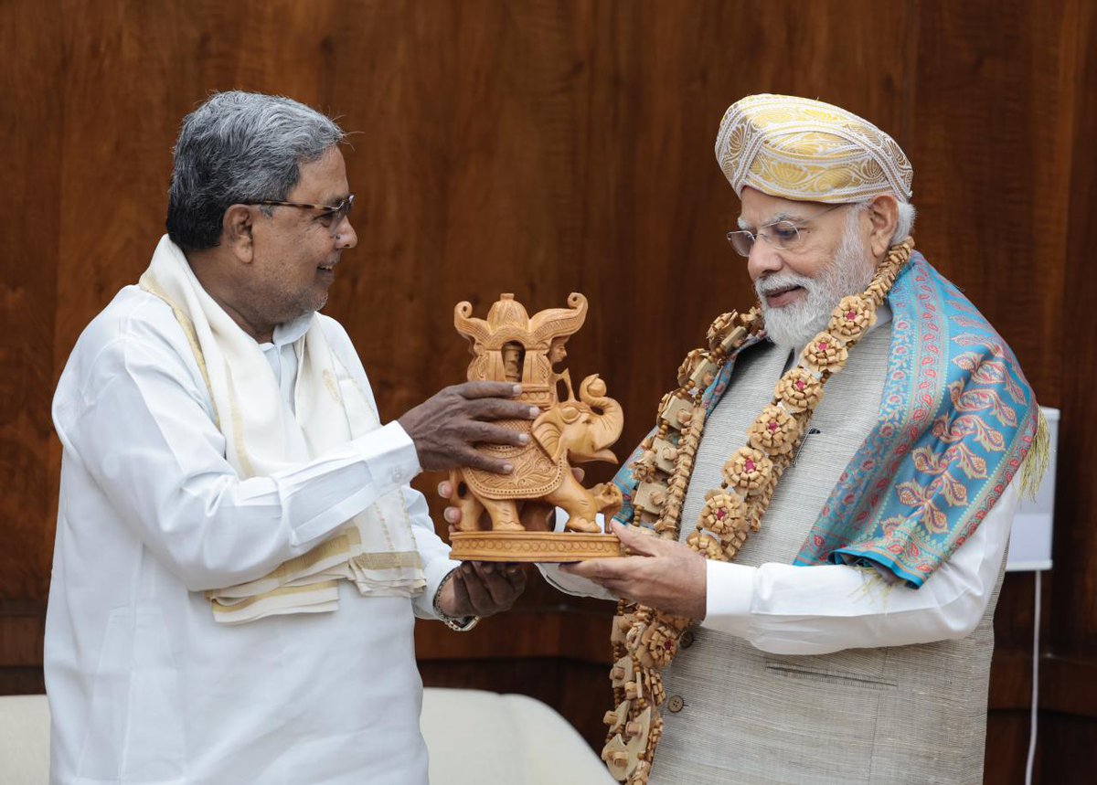 siddaramaiah's tweet photo. Met @PMOIndia Shri @narendramodi at Sansad Bhavan in New Delhi today and discussed about various issues. https://t.co/yjdRq96N3s