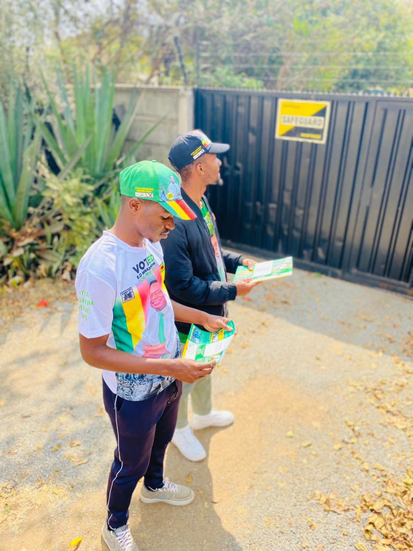 MachingaSandra's tweet photo. Guys I will vote for @edmnangagwa. Together with other students we are mobilizing voters to vote for our President. https://t.co/qJeoKRoJjn