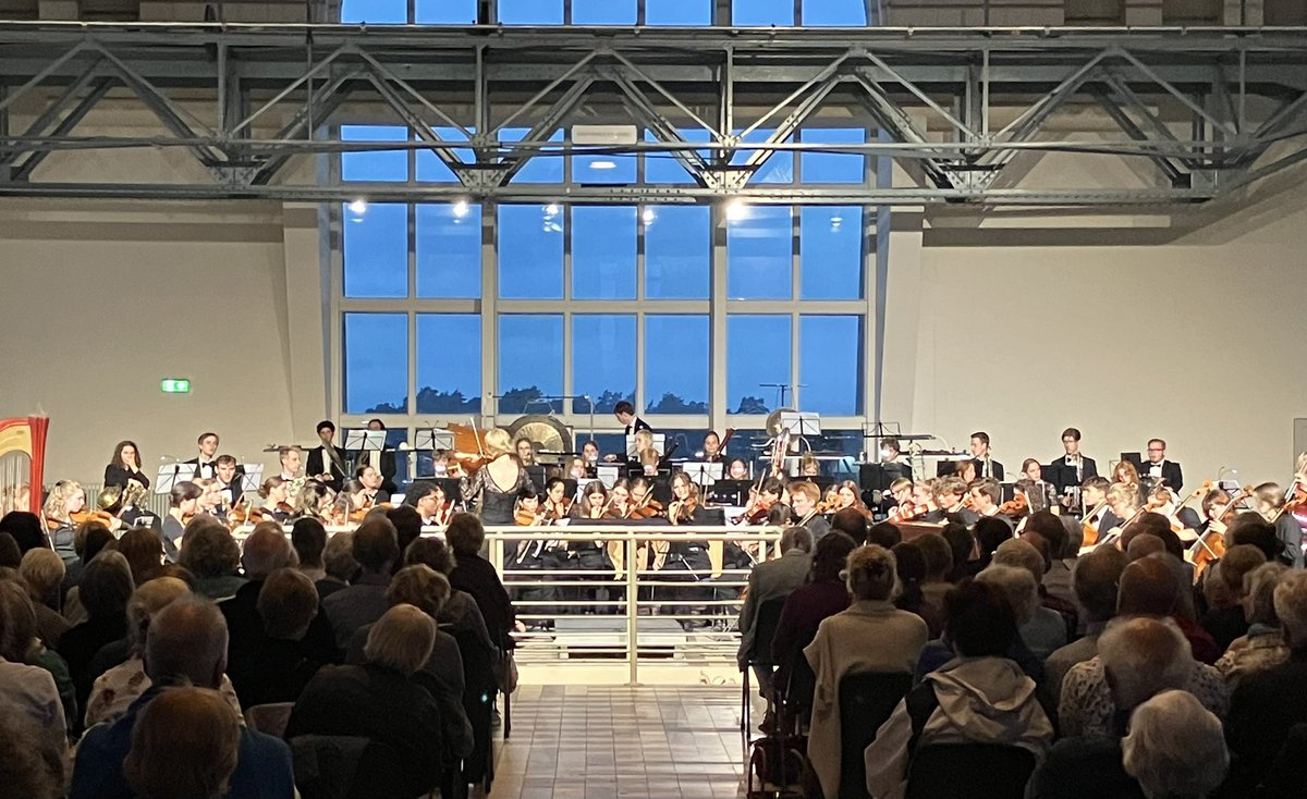 Genoten van het Nederlands Jeugdorkest; concert in zendgebouw Radio Kootwijk. Bijzondere locatie. Mooi om te zien hoe talentvol en professioneel de aankomende generatie symfonische musici is.