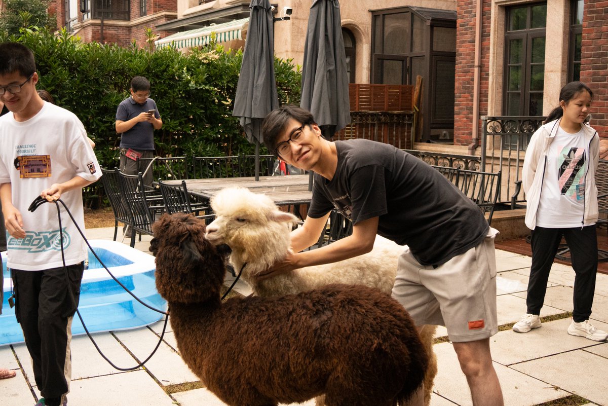 CraftLins's tweet photo. When you bring #Llama to your @Minecraft build team event gathering. #Minecraft #minecraftart #Minecraftbuilds https://t.co/vIiD1PZgJ9