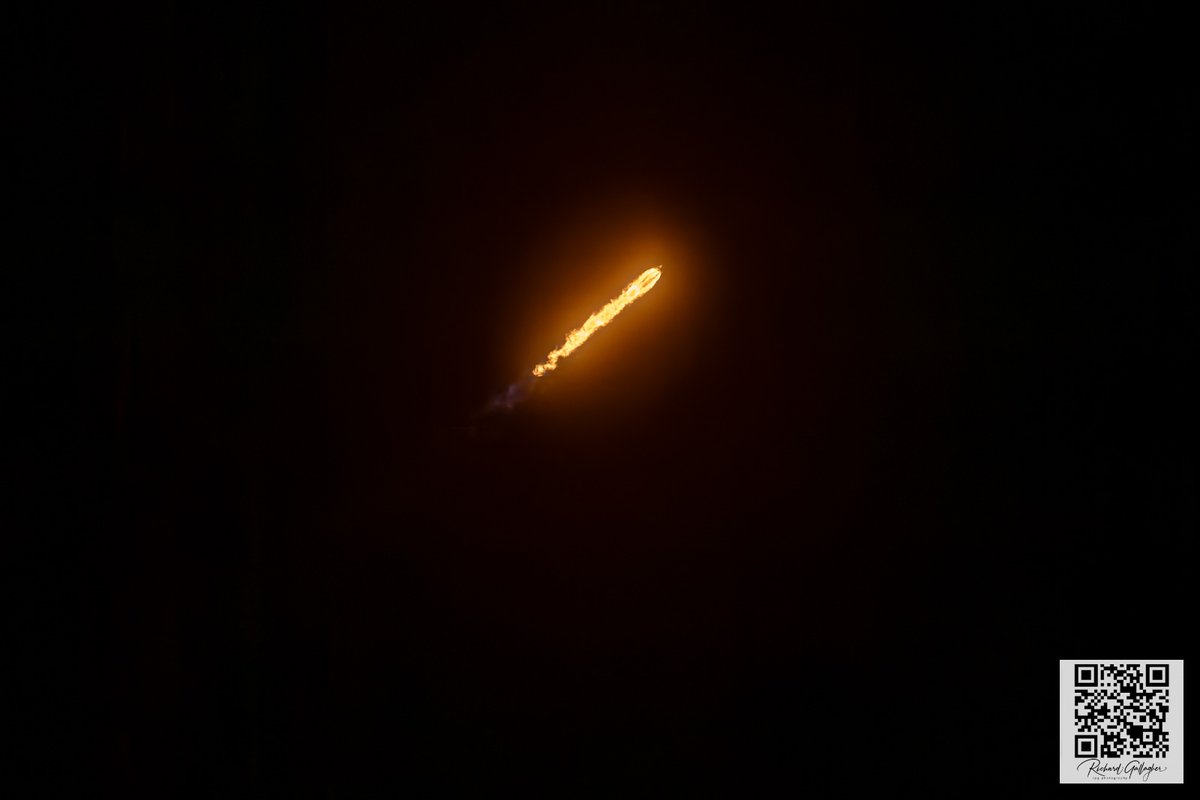 rpg571's tweet photo. A SpaceX Falcon9 rocket carrying the Intelsat-Galaxy 37 communication satellite soars over the Exploration Tower Thursday morning at 1:00am from LC40 at CCSFS, Florida. #SpaceX #space #rocketlaunch #explorationtower #capecanaveral @SpaceX @NASA @SLDelta45 @CapeCanaveralFL https://t.co/XBAdlaj0LC