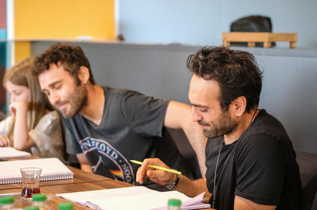 #SeçkinÖzdemir, #BuğraGülsoy ve #HandeDoğandemir Sev Yapım imzalı "Yaren Leylek" filminde buluşuyor. Ekip 8 Ağustos'ta sete çıkacak ve film Kasım'da vizyona girecek. (Birsen Altuntaş)