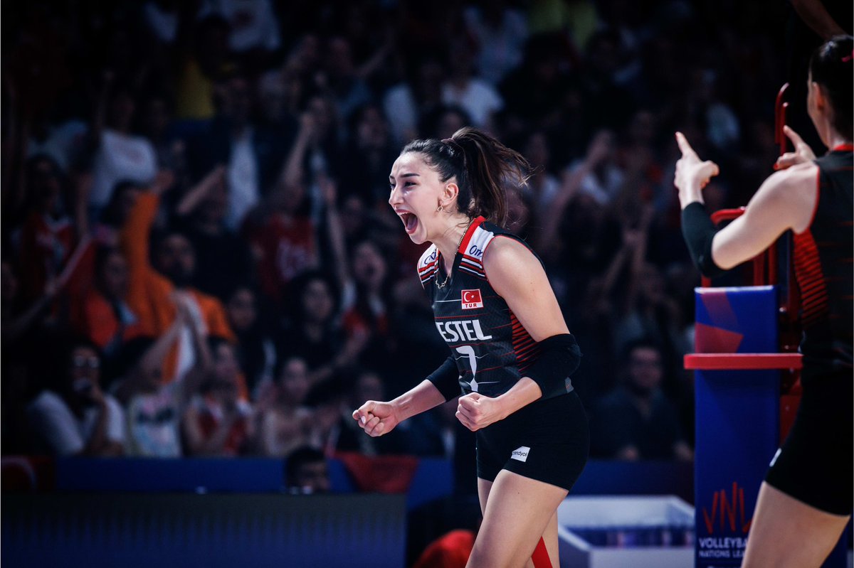 Türkiye Hentbol Federasyonu Kadın Kurulu olarak A Milli Kadın Voleybol Takımı oyuncusu Hande Baladın'a sosyal medya üzerinden yöneltilen tehdit mesajlarını şiddetle kınıyor ve kadına yönelik şiddetin hiç bir türlüsünü kabul etmiyoruz.