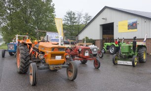 Zin in iets leuks op zondag 13 augustus? Kom dan vanaf 10.30 uur kijken hoe de boeren vroeger werkten. Er zijn demonstraties van dorsen met een landbouwmachine en meel malen met een oude maalmolen.  1/3