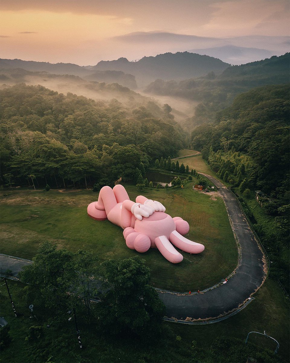 HYPEBEAST's tweet photo. ARR presents 'KAWS:HOLIDAY' in Indonesia 🙈 https://t.co/kkyotZm2Mc