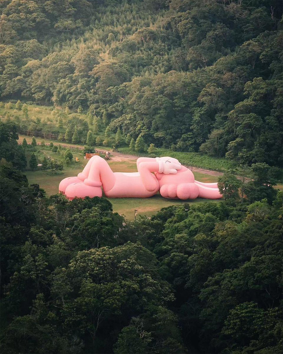 HYPEBEAST's tweet photo. ARR presents 'KAWS:HOLIDAY' in Indonesia 🙈 https://t.co/kkyotZm2Mc