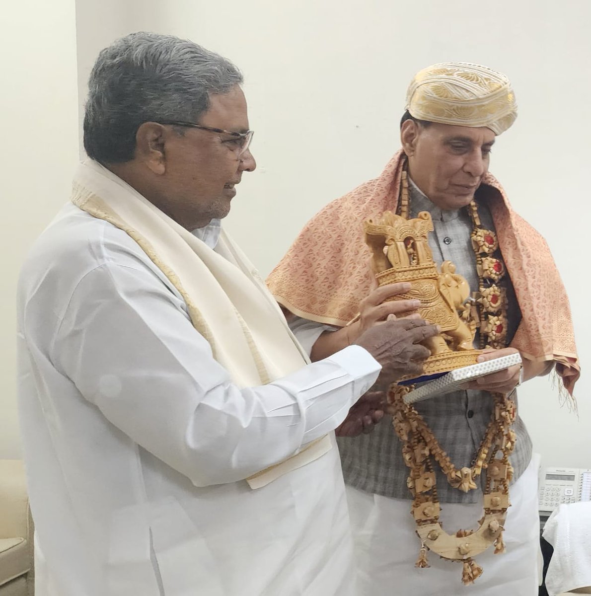 siddaramaiah's tweet photo. Met @DefenceMinIndia Shri @rajnathsingh in New Delhi today and requested him to organise Air Show during Dasara festival. https://t.co/zjCNUOGuwp