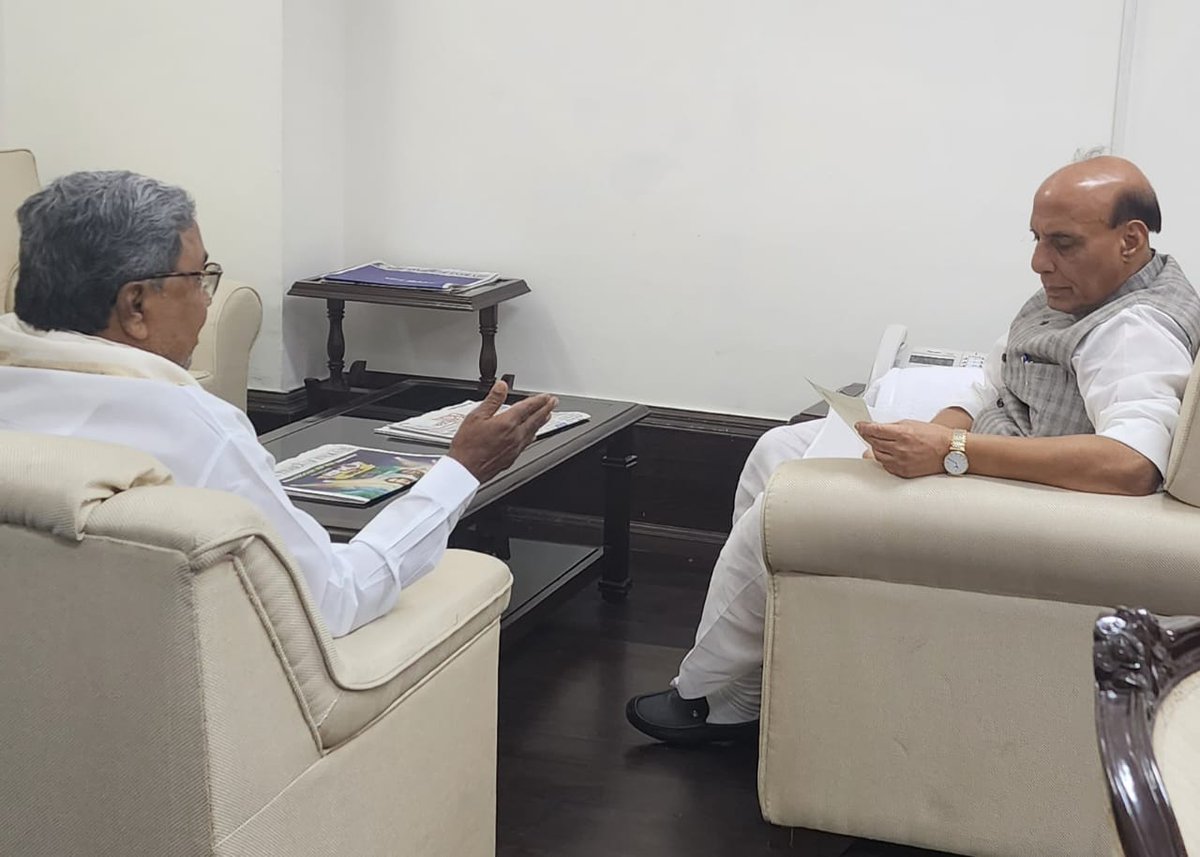 siddaramaiah's tweet photo. Met @DefenceMinIndia Shri @rajnathsingh in New Delhi today and requested him to organise Air Show during Dasara festival. https://t.co/zjCNUOGuwp
