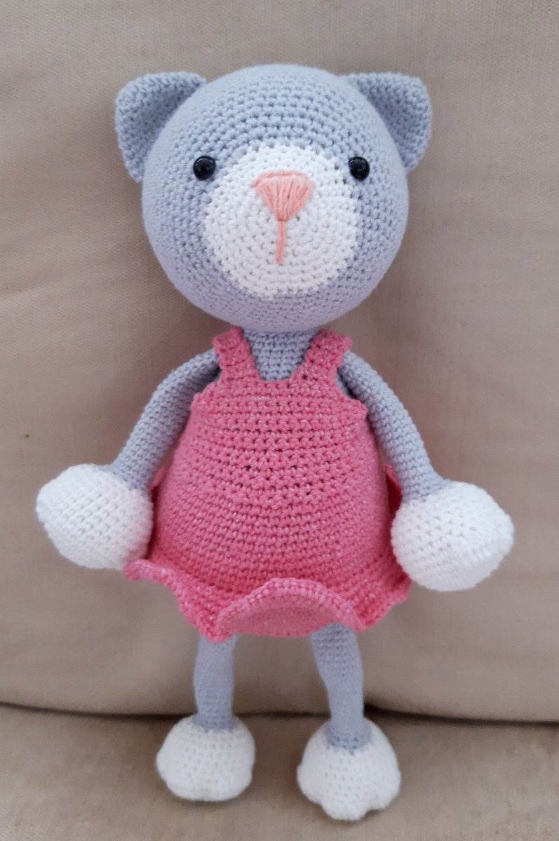 Hallo allemaal, ik ben Pien en vandaag krijg ik mijn eerste balletles. Ik ben gehaakt met heel dun garen en haaknaald nr. 1,5. #Amigurumi #haaknaald #haakgek #poezen