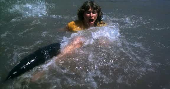 #Piranha est sorti le 3 août 1978💀

Envie d'une baignade ? Avec son premier long, l'inimitable #JoeDante dégaine un rip-off de #Jaws assumé et uniquement riche d'économie de moyens enseignée à l'école Roger Corman. Résultat, une bobine efficacement culte et gentiment ironique.