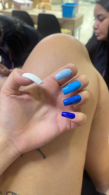 Blue nails ? https://t.co/V1Hcdhsago