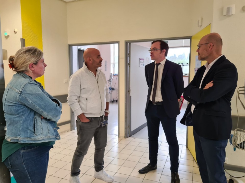 ars_normandie's tweet photo. Hier soir, @Seb_Delescluse, DGA @ars_normandie, s'est rendu au @CHM50000 pour échanger avec les équipes des urgences et du SAMU 50 particulièrement mobilisées durant la période estivale ainsi que les équipes de médecine et de chirurgie pour assurer les prises en charge en aval https://t.co/gFZDK2cJ1I