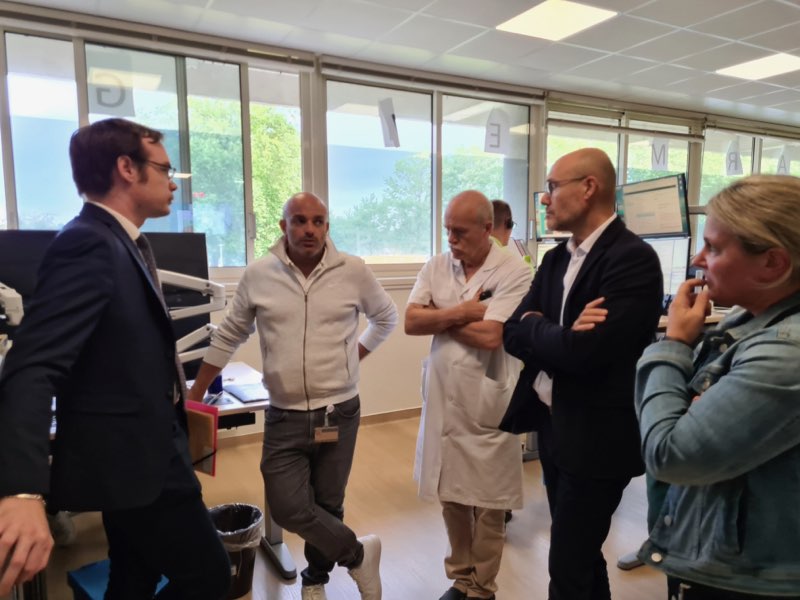 ars_normandie's tweet photo. « Cette organisation est rendue possible par le déploiement du Service d’accès aux soins et la mobilisation des personnels hospitaliers, notamment des services d’urgences et du SAMU, ainsi que des professionnels libéraux », a salué @Seb_Delescluse https://t.co/UF6TIUZLmU