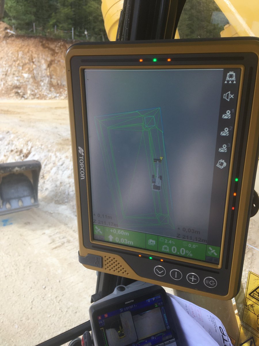 Débrief de l'utilisation du logiciel de guidage #Topcon 3DMC @TopconFrance 
Ici un écran 10 pouces en mode portrait. Affichage leds lumineuses, informations sonores, affichage paramétrable....