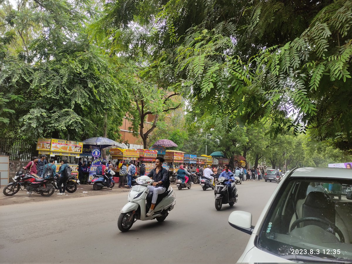 fadia_maulin's tweet photo. @SidDholakia @AmdavadAMC @sanghaviharsh @PoliceAhmedabad  H L College નિ સામે નાં રોડ પર્ દબાણ અને વાહનો નું રસ્તા પર્ જ પાર્કિંગ થાય છે... વાહન ચાલવા માટે રસ્તો મળે અને અકસ્માત નિવારી સકાય એવું કરવા વિનંતી.. 

#GujaratHighCourt
#Ahmedabad #MaruAhmedabad https://t.co/8kTpz1osFm