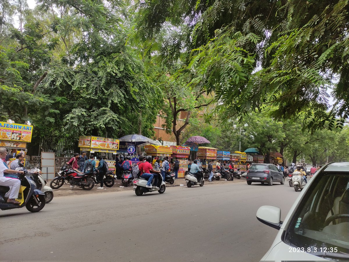 fadia_maulin's tweet photo. @SidDholakia @AmdavadAMC @sanghaviharsh @PoliceAhmedabad  H L College નિ સામે નાં રોડ પર્ દબાણ અને વાહનો નું રસ્તા પર્ જ પાર્કિંગ થાય છે... વાહન ચાલવા માટે રસ્તો મળે અને અકસ્માત નિવારી સકાય એવું કરવા વિનંતી.. 

#GujaratHighCourt
#Ahmedabad #MaruAhmedabad https://t.co/8kTpz1osFm
