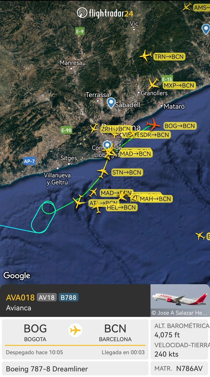 Problemas de meteo en aproximación a #Barcelona. Cambiamos la configuración de pistas a 02 para aterrizar y 06R para despegar. Algunas frustradas y esperas. Paciencia. Esperas y demoras por seguridad.  #SafetyFirst #Trabajoenequipo
