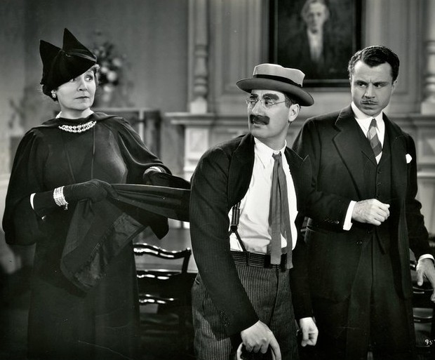AllThingsMarx's tweet photo. #Hackenbush: Here boy. Take these bags and run up to my room and here's a dime for yourself.
#MrsUpjohn: Oh, no, no, no. This is Mr. Whitmore, our business manager.
#Hackenbush:Oh, I'm terribly sorry. Here's a quarter. #ADayAtTheRaces 1937 https://t.co/35H6dlIBxI