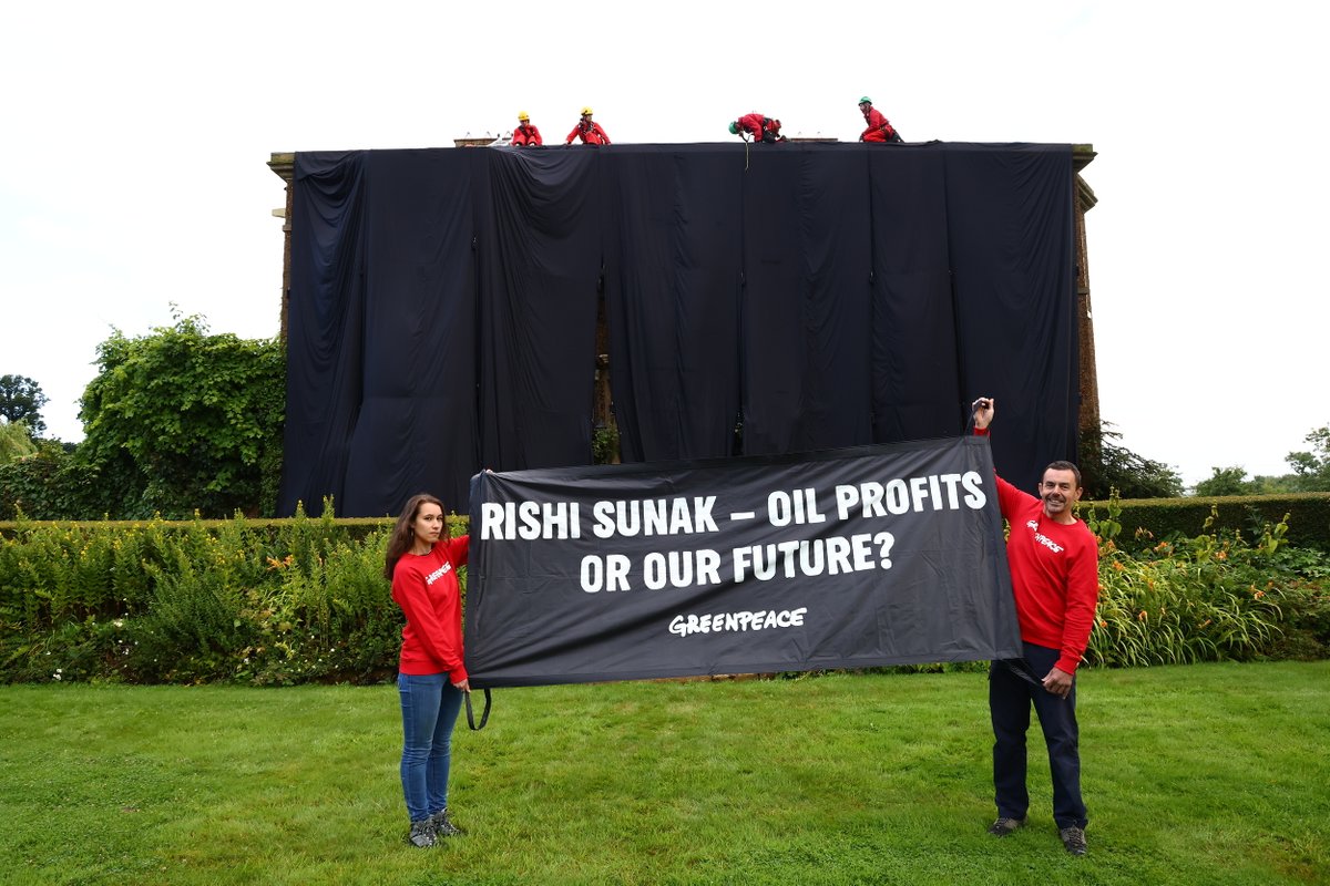 🚨BREAKING: Climbers are on the roof of Rishi Sunak’s mansion draping it in 200 metres of oily-black fabric to drive home the dangerous consequences of a new drilling frenzy. #StopRosebank #NoNewOil