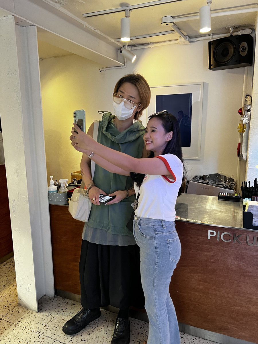 mas_aih's tweet photo. Thank you, @shfly3424, for taking time to take a photo with my little sister. Her legs got weak because of that 🤣🤣🤣 https://t.co/5ezkLpDbGt