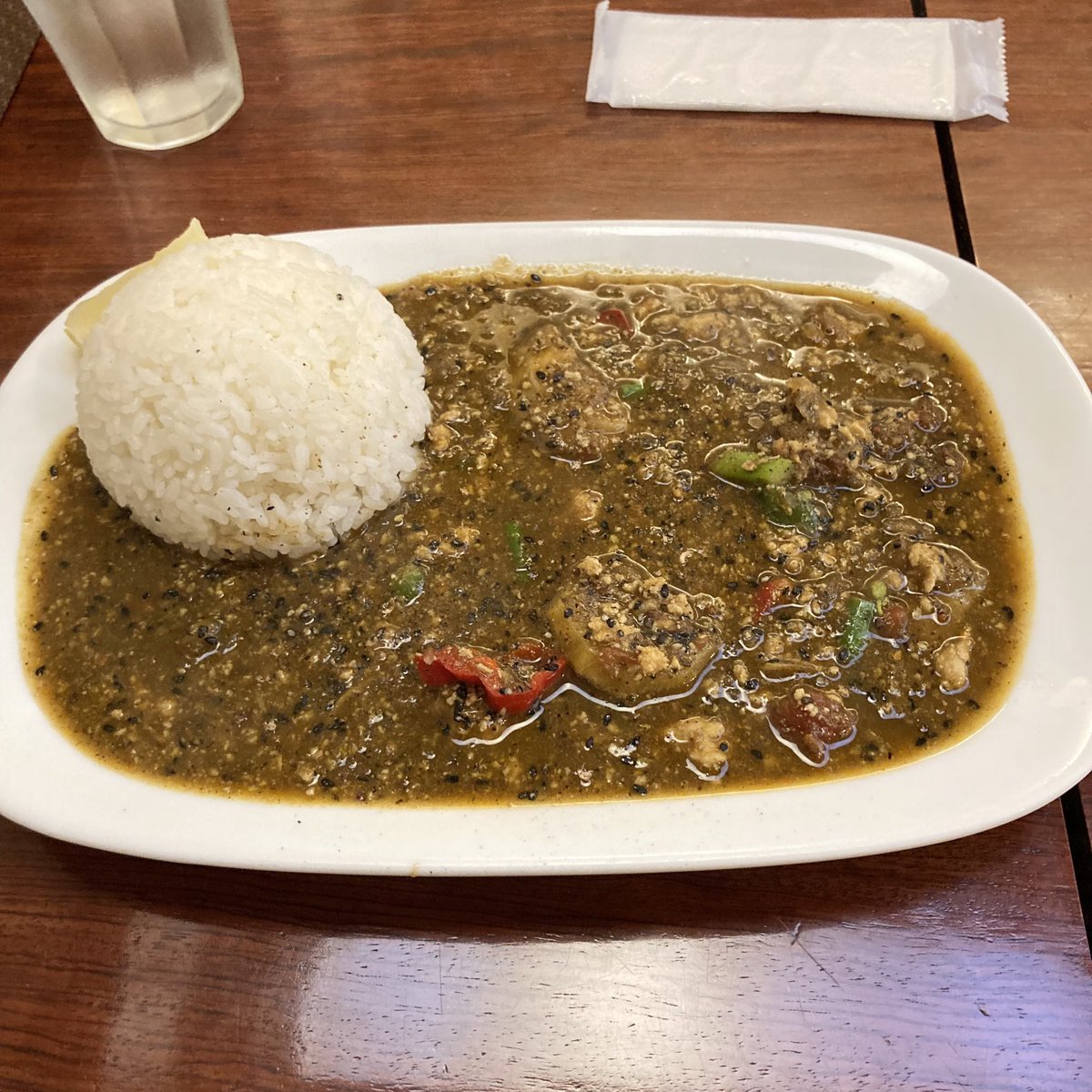 curry_start's tweet photo. 一週間前に食べたかえる食堂 @kaerushokudo のミックス（手羽元と野菜）が美味しすぎて、また来てしまった。今日は黒坦々を。これも美味しかったから、次回は軟骨ソーキも食べたい。
カレーの学校レシピBOOKにサインを貰いたかったけど、忙しそうだったので断念。 https://t.co/TUes7QhINy