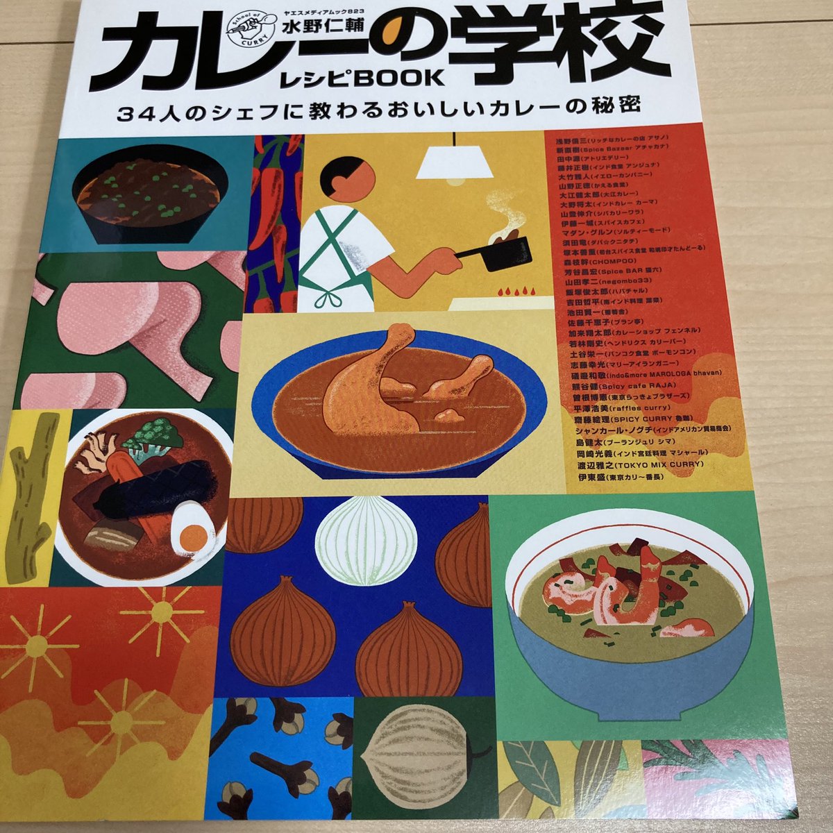 curry_start's tweet photo. 一週間前に食べたかえる食堂 @kaerushokudo のミックス（手羽元と野菜）が美味しすぎて、また来てしまった。今日は黒坦々を。これも美味しかったから、次回は軟骨ソーキも食べたい。
カレーの学校レシピBOOKにサインを貰いたかったけど、忙しそうだったので断念。 https://t.co/TUes7QhINy
