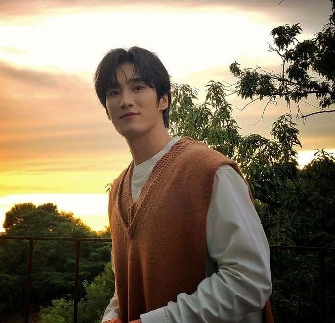 Hesita49361191's tweet photo. Jisoo ve Ahn Bo Hyun'un verdiği vibe o kadar güzel ki ✨ https://t.co/aQnT9f1qZr