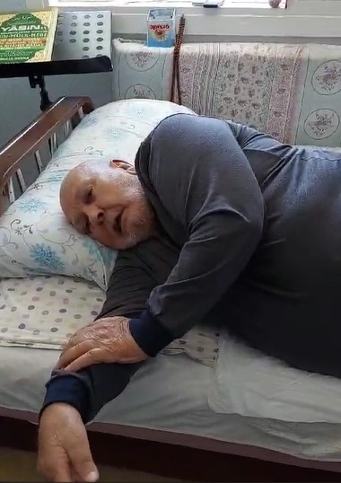 sevincozarslan's tweet photo. Ağır hasta mahpus Mustafa Said Türk, üç gün önce kaldırıldığı hastanede ENFEKSİYON KAPTI. 86 yaşındaki insan resmen ölüme terk edildi.

Oğlu, doktor Süleyman Türk: "Babamı evden alıp götürdüler. Dün verdikleri bilgiye göre, solunum yolu enfeksiyonu kapmış. Muhtemelen hastane enfeksiyonu. Antibiyotiğe başlamışlar. Bu enfeksiyonda ölüm oranı çok yüksek. Zaten yanına refakatçi gidemiyor. Hastane heyeti de doktorlar grevde olduğu için toplanmamış. Sadece bir doktor, 'Hayati riski vardır' diye rapor vermiş. O raporu Adli Tıp'a götürdüler. Sonuç çıkacak mı çıkmayacak mı, kim bilir ne olacak?"

https://t.co/qioBy1qlu6