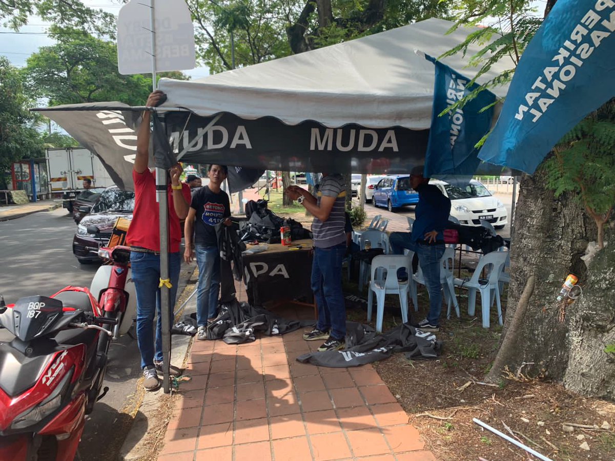 MUDAPJ_Official's tweet photo. Persiapan PDM MUDA di Kg Lindungan nampaknya berjalan lancar.

Tahniah warga tempatan, membantu tanpa lelah. Dari yang remaja hingga separuh abad, semua bersama MUDA.

Terima kasih. https://t.co/aoGXOhprDg