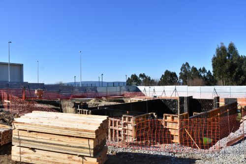 Las obras del futuro centro multifunción de ocio y cultura de O Milladoiro preocupan a los vecinos debido a su prolongada paralización 21noticias.com/2023/08/03/las… 
<a href="/UcinGalicia/">UCIN GALICIA</a> <a href="/AmesUcin/">UCIN Ames</a> <a href="/Jlcalo1969/">José L. Calo</a>