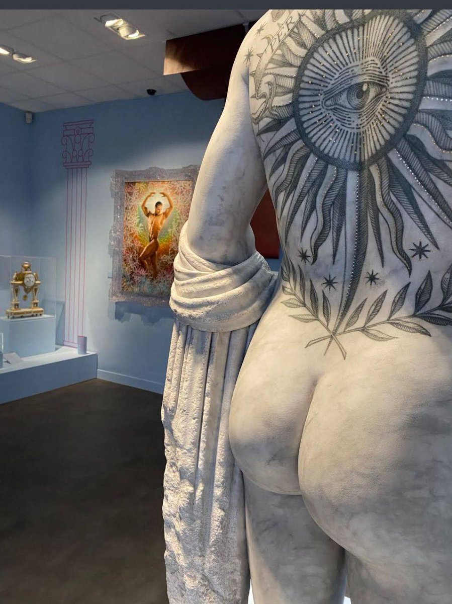 Kevin's friends wondered how he always knew where to find them when they played Hide and Seek #museumbums 👍🏛️🍑

This all seeing eye is on the back of an Apollo, tattooed by artist Fabio Viale for the Gallo-Roman Museum of Lillebonne #QuiEsTuApollon  show. Thanks @TiphaineAnna