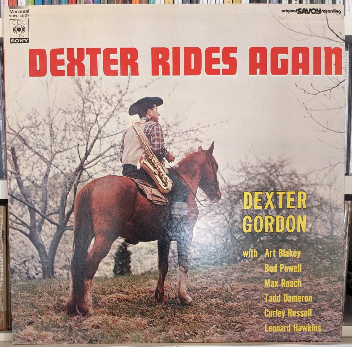 '45~'47年にデクスターがSavoyレーベルに残した4セッション15曲を収録📀3分前後の演奏に凝縮された若きデックスの豪快奔放なtsが楽しめる🎷パウエル、ラッセル、ローチのリズムセクションによる4曲はこれぞビバップ✨bsのレオ·パーカーとのバトルやナヴァロとの共演も #DexterGordon #DexterRidesAgain
