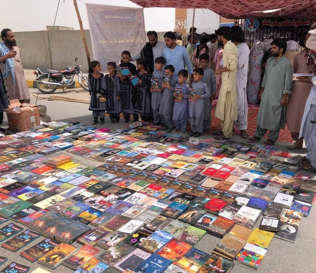 پنجگور انتظامیہ اور ڈگری کالج کی جانب سے بغیر کسی جواز کے ایک مخصوص شددت پسند ٹولے کو خوش کرنے کی خاطر طلباء کو لیٹریری ایجوکیشنل فیسٹیول کی اجازت نہ دینا شعور ترقی و کتاب دشمنی کی ثبوت ہے۔ آج اسٹوڈنٹس نے ڈگری کالج کی گیٹ کے سامنے بک اسٹال لگاکر کتاب کلچر کو پروان چھڑایا ہے