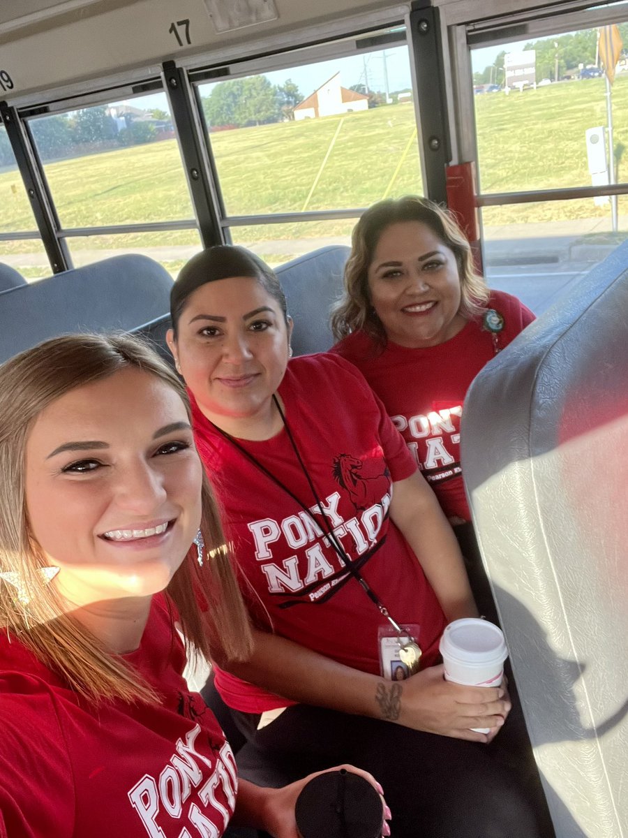 Strange1Kali's tweet photo. @CharlaBracy @Pearson_Ponies @gisdnews This is how we do it 🎶🎤🎧 https://t.co/juDQnYz7Yd