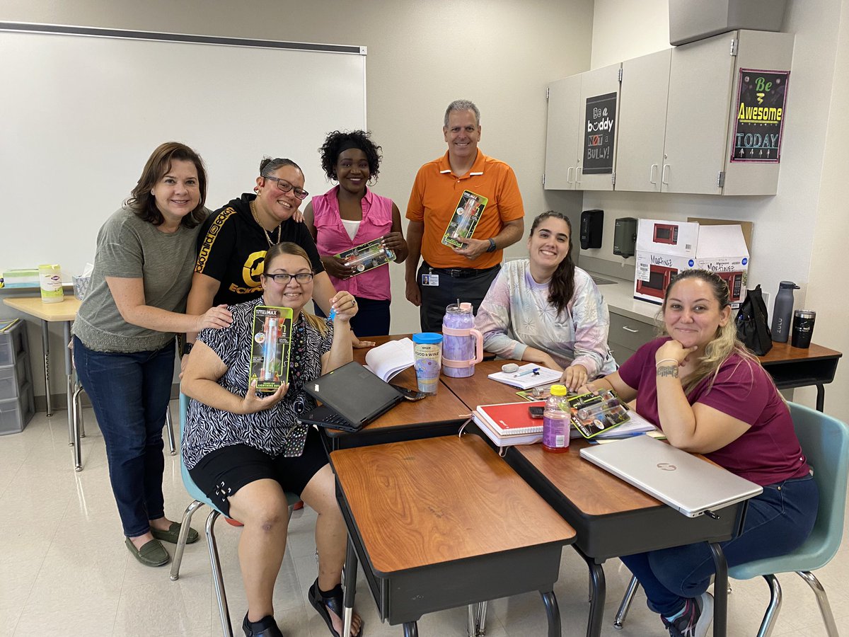 DSiegelOCPS's tweet image. The sunrays at @Sunshine_OCPS are beaming with science sunshine! ☀️ They’re so excited to continue hands-on investigations and explorations this school year! 💚🥼

#TheGreat5thBlitz 
#OCPSScience 
#OCPSSci5