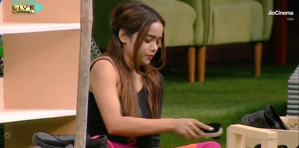 itsinstagram's tweet photo. She is shinning brightest

Idk when their dela-lu world gonna end where they think #ManishaRani𓃵 's game is going down?😂

Ppl playing safe LOL

#ElvishYadav #ManishaRani #ElvishArmy #ManishaSquad #Elvisha #BiggBossOTT2 #BBOTT2 #AashikaBhatiya #BiggBossOTT https://t.co/qcszxtMKVu