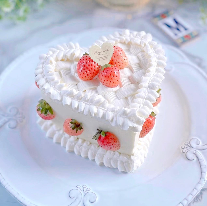 daily_dolce's tweet photo. The cutest cakes 💗 All made by bellbell.vavi https://t.co/33465YTH3D