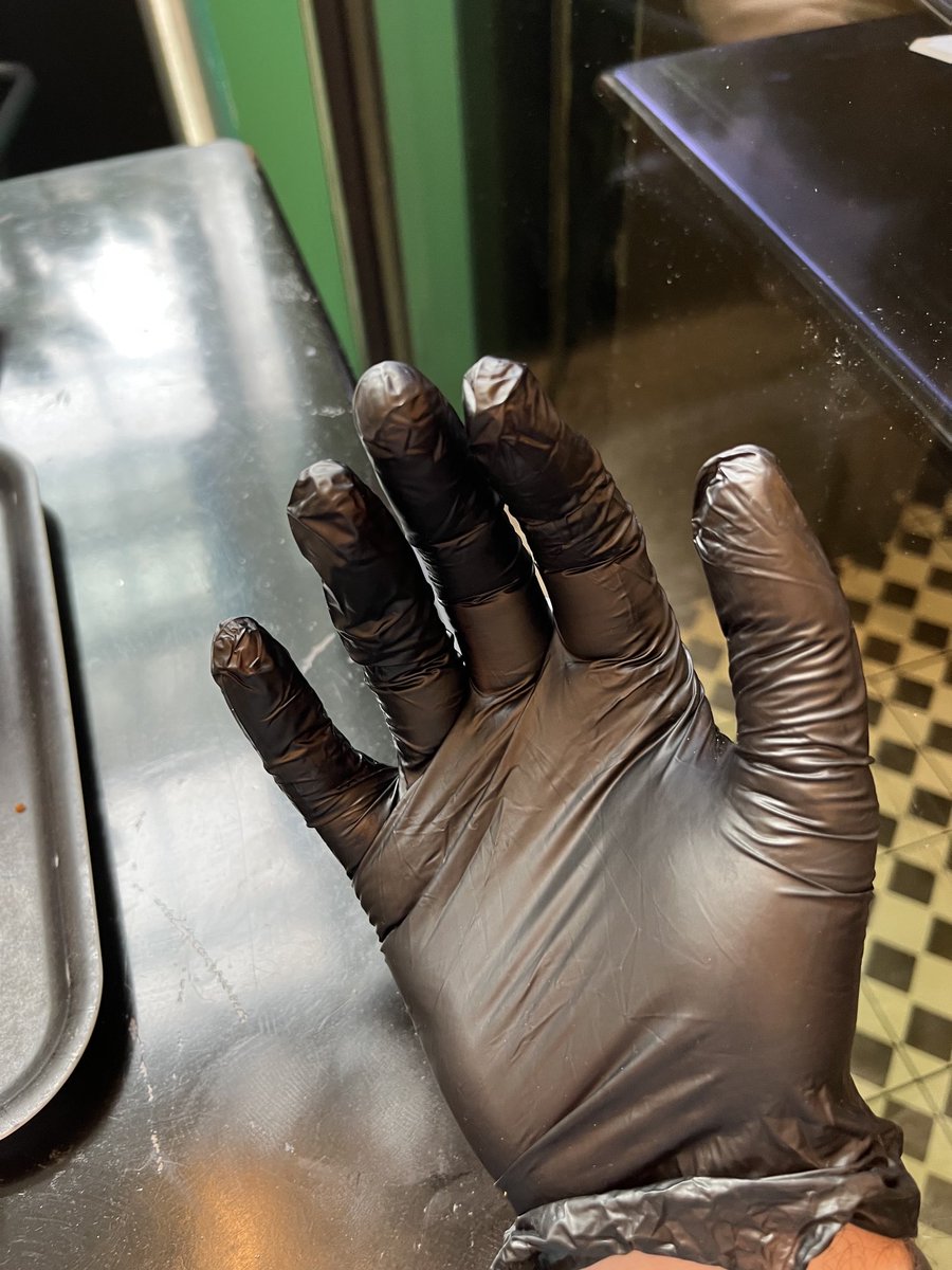 NGyss's tweet photo. 1ere et dernière fois chez @blackandwhiteburger. La nourriture est ok pour des enfants mais dans quel monde fournit-on des gants en plastique jetables pour manger un burger?!?! https://t.co/xkteQezhkB