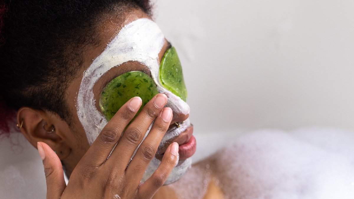 LushMiddleEast's tweet photo. Sit back, relax and refresh with one of our soothing eye pads 😌 These soft, soothing gel pads can cover over and under your eyes for a relaxing and rejuvenating experience. Treat yourself to a little luxury and let your eyes shine! https://t.co/3blAh6Fy4j