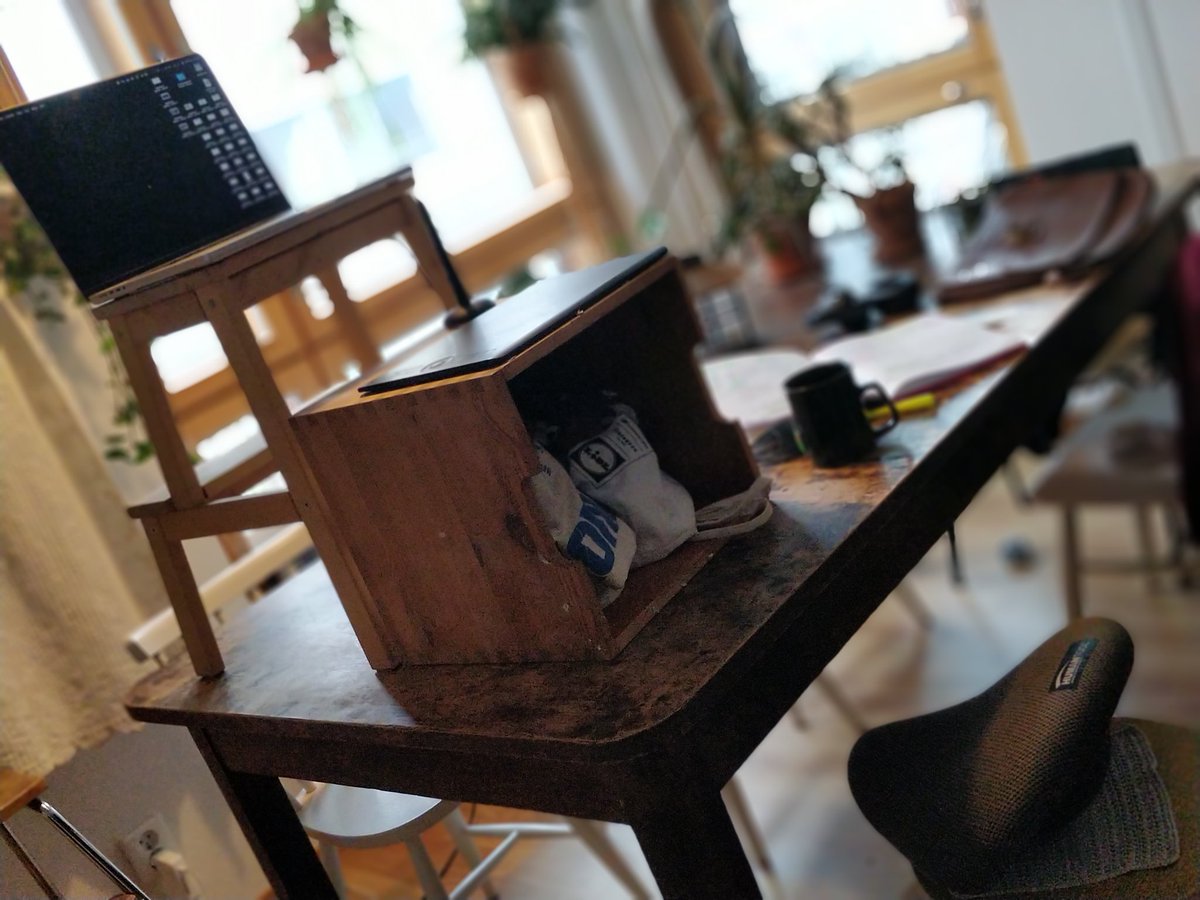 Rakensin pakersin itselleni vaihtelevaan työasentoon sopivan työpisteen. Työ <a href="/Fintraffic_fi/">Fintraffic</a> on käynnistynyt tosi mukavasti. Jengi on kivaa, fiksua ja motivoitunutta. Raideliikenteen salat palapelistä on kohta reunapalat kohillaan. 😃 Tosi hyvältä vaikuttaa!

#PamuaRaiteille