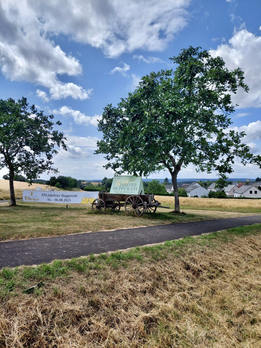 wittlichland's tweet photo. 850 Jahre #Hupperath - Ein Dorf im Wandel der Zeit 🎈 Komplettes #Programm der #Feierlichkeiten vom 04.-06.08.2023 findet Ihr hier oder auf https://t.co/ekhdTc16yo. Erfahrt mAIR zum #Event im neuen #WittlichLandCast. 🎧 #Wettervorhersage 🌦️ verlegt #OpenAir ins #Schulgebäude 🏫 https://t.co/SmxNpssUFL