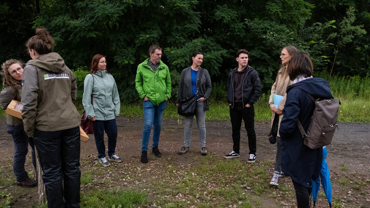 Tag 3 unserer NRW Tour bei der Renaturierungsfläche "Ewald 5" von <a href="/HeimatErbe/">HeimatErbe</a> konnten wir beobachten wie Natur sich regenerieren kann. Zwei Ökologinnen betreuen die 8,2 ha große Fläche, die entsiegelt und aufgeforstet wird. Mit starken Wert auf Biodiversität gelegt.
<a href="/IreneMihalic/">Irene Mihalic</a>