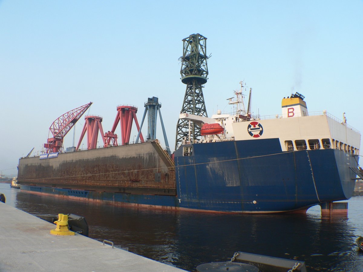 TyneSnapper's tweet photo. #SwanHunter Swan Hunter had a floating dock which along with the yards cranes sailed off to India in 2009
https://t.co/OEuS8jmJne https://t.co/4kbraysyuz