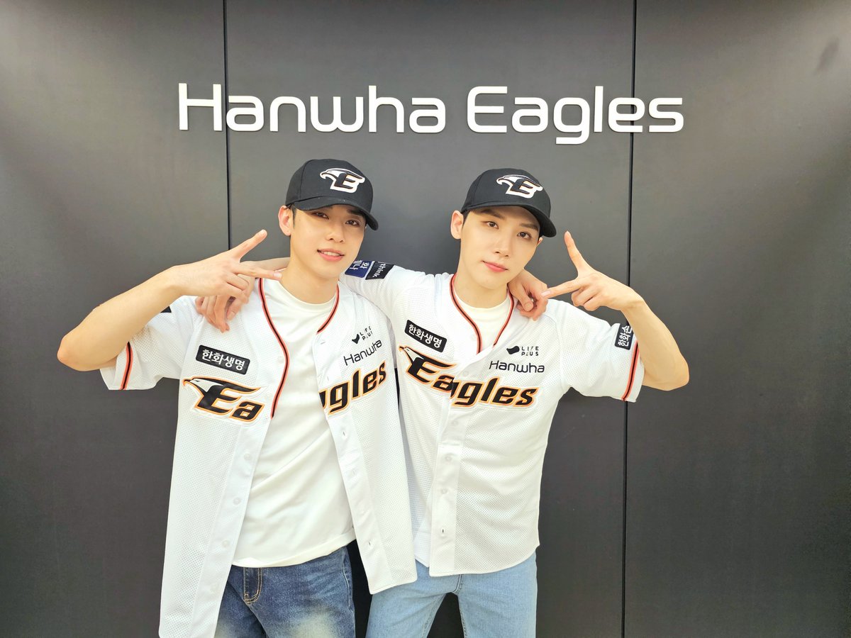 AB6IX's tweet photo. [📷]
230803 KBO리그 두산VS한화 
대전의 아들들 🐹🐿️🩷
승요 타이틀까지 얻은 😎🎶
웅 동현의 완벽한 하루 ✨
무더운 날씨에 멋진 경기 보여주신 
선수분들 감사합니다!🦅🧡 
함께해 주신 ABNEW도 고마워요 ⚾️❣️

#AB6IX #에이비식스 #전웅 #김동현 https://t.co/g59Sg6lNYE