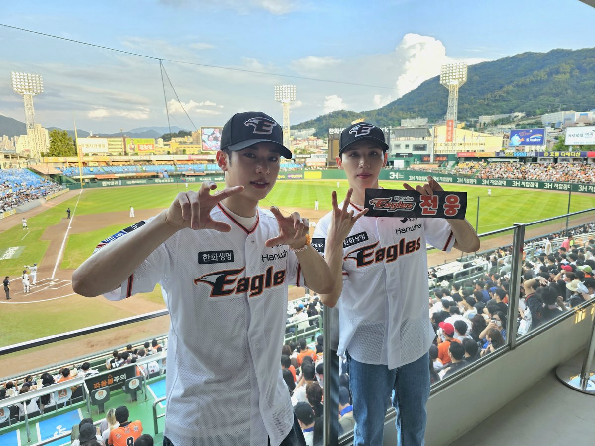 AB6IX's tweet photo. [📷]
230803 KBO리그 두산VS한화 
대전의 아들들 🐹🐿️🩷
승요 타이틀까지 얻은 😎🎶
웅 동현의 완벽한 하루 ✨
무더운 날씨에 멋진 경기 보여주신 
선수분들 감사합니다!🦅🧡 
함께해 주신 ABNEW도 고마워요 ⚾️❣️

#AB6IX #에이비식스 #전웅 #김동현 https://t.co/g59Sg6lNYE