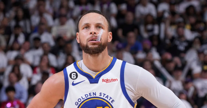 MoneyFCmx's tweet photo. Stephen Curry aumentó en $7 mil millones de dólares el valor de los GS Warriors sin recibir nada a cambio...

¿Debería cambiar la compensación de las súper estrellas del deporte? Aquí lo platicamos 👇👇👇